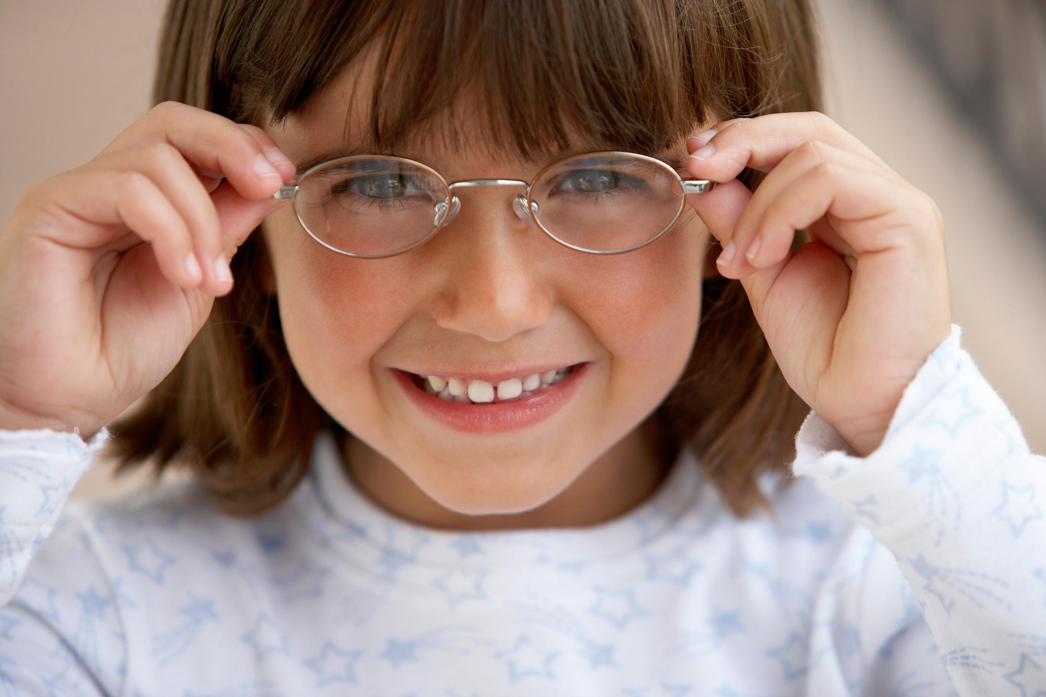 Заботимся о зрении. Дети с нарушением зрения. Очки для детей для зрения. Дети в очках для зрения. Очки для плохого зрения детские.