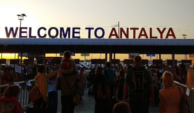 Количество туристов на курортах Антальи снизилось на 86%