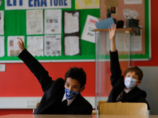 Британским школьникам запретили петь «Happy Birthday»: так распространяется коронавирус