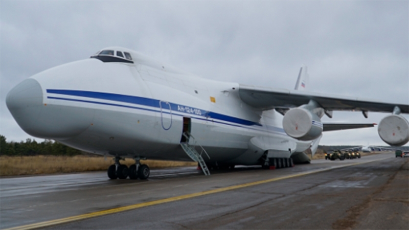 Два самолета Ан-124 доставили российских миротворцев в Ереван