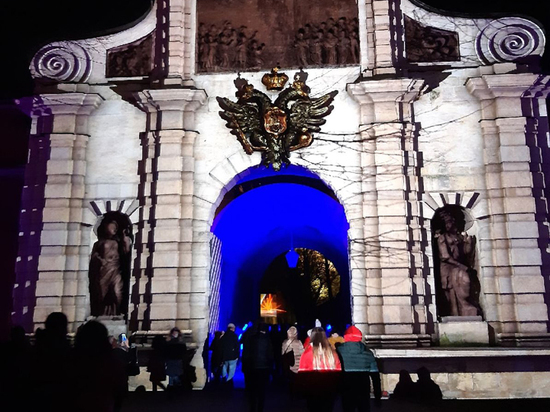 На световое шоу в Петербурге собрались толпы людей без масок