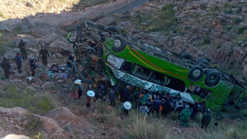 Минимум 12 человек погибли при падении автобуса с обрыва в Боливии