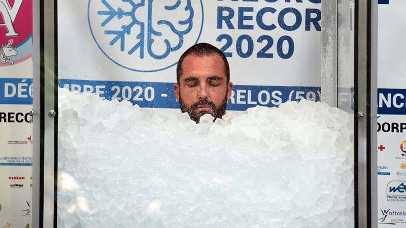 Простоявший во льду более 2,5 часов француз побил мировой рекорд
