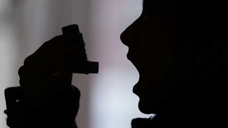 Ученый объяснил причины меньшего заражения COVID-19 у людей с астмой