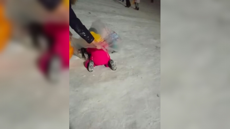 На Украине мужчина скатил детей с горки в пластиковом пакете