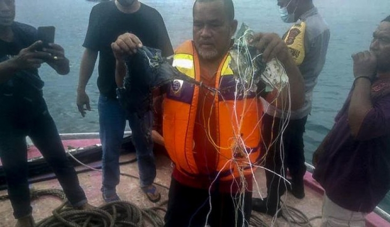 Пассажирский самолет в Индонезии упал в море