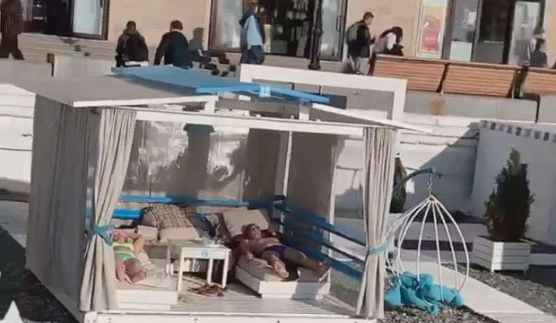 Погода в Сочи позволила туристам загорать на пляже, как в Турции