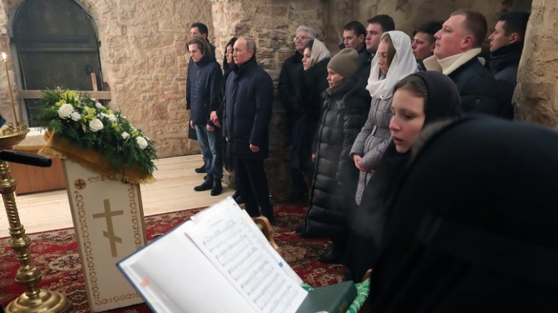 Путин встречает Рождество в церкви в Новгородской области