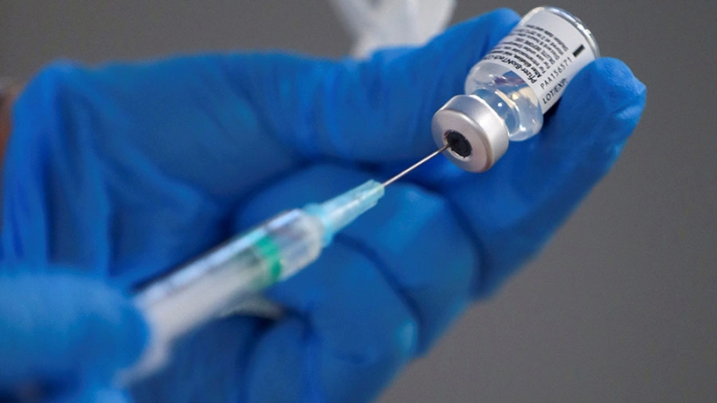 Жителю Сингапура по ошибке ввели пятикратную дозу вакцины от COVID-19