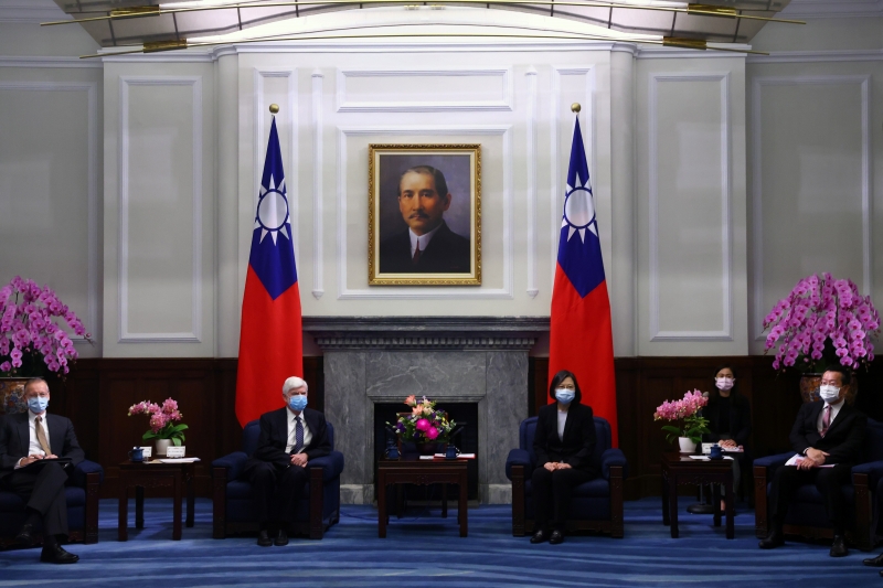 Неофициальная делегация США встретилась с лидером Тайваня