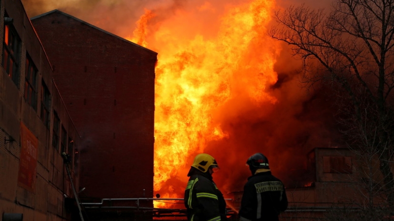 Огонь с Невской мануфактуры перекинулся на соседнее здание