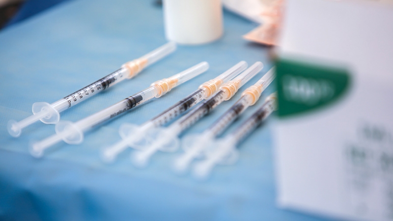 В Германии медсестра подменила вакцину от COVID-19 на физраствор