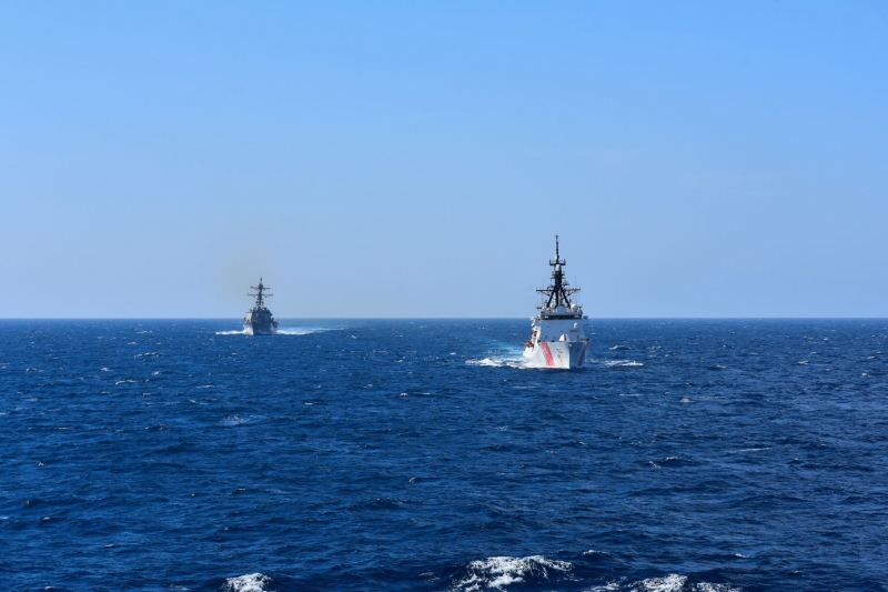 Американский корабль сделал предупредительные выстрелы при подходе иранских катеров