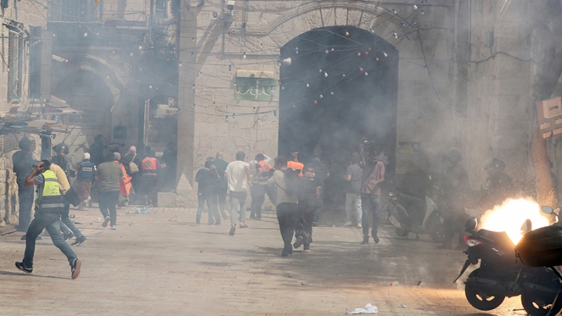 Более 150 палестинцев госпитализированы после столкновений в Иерусалиме