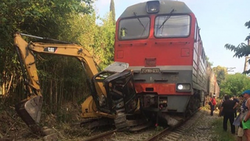 Из-за аварии на ЖД в Гудауте остановили поезд в Петербург и электричку в Сочи