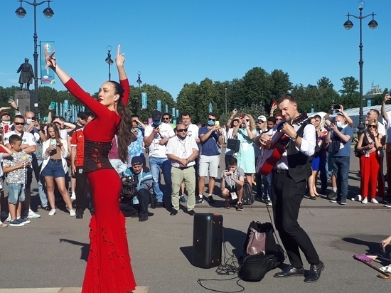 В Петербурге перед четвертьфиналом Евро танцевали фламенко и проводили рейды