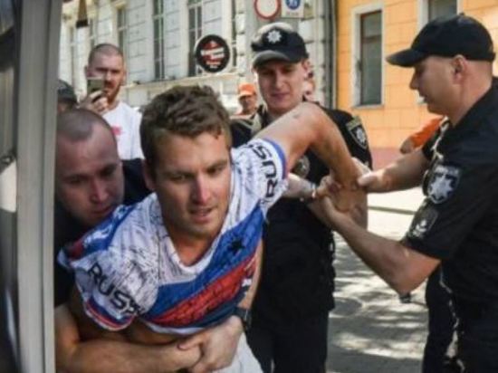 Американец в майке «Russia» намерен засудить украинских обидчиков