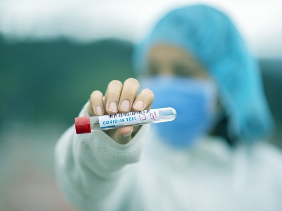Экспертами объяснены симптомы коронавируса у людей с отрицательными тестами