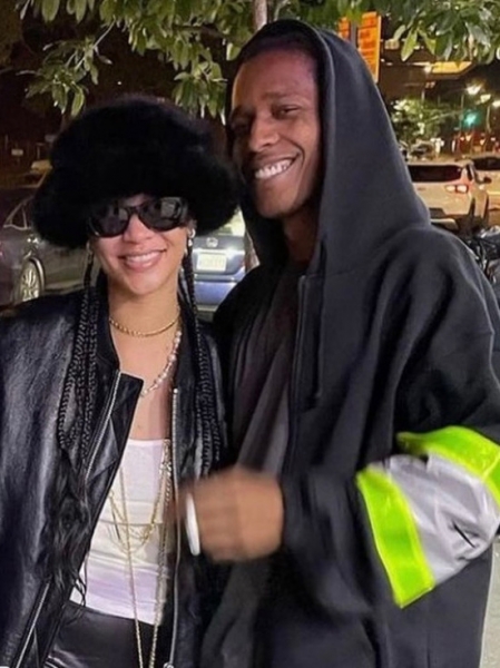 Ночное рандеву: фанаты встретили A$AP Rocky и Рианну в забегаловке в Нью-Йорке