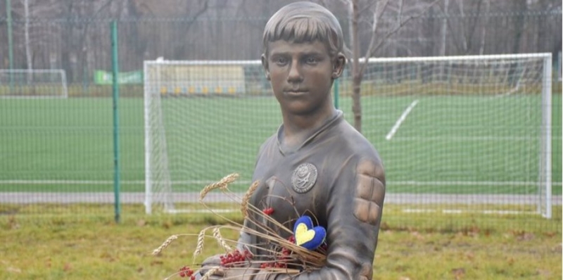 «С мячом в руках». В Краматорске установили памятник убитому боевиками футболисту Степану Чубенко