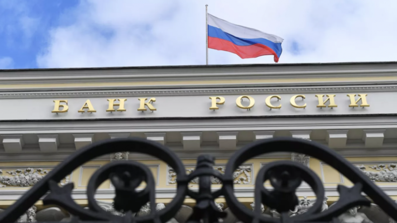 ЦБ заявил о снижении объёма средств населения в банках России в марте на 0,7%