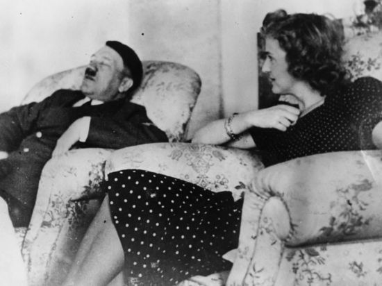 Рассекречены свидетельства приближенного Гитлера о его смерти: "Трупы завернули в одеяла"