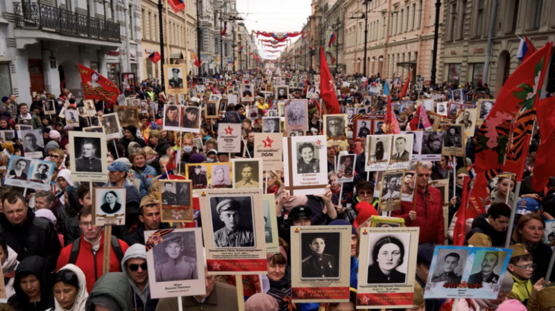 Более 1 млн человек поучаствовали в шествии «Бессмертного полка» на Невском проспекте