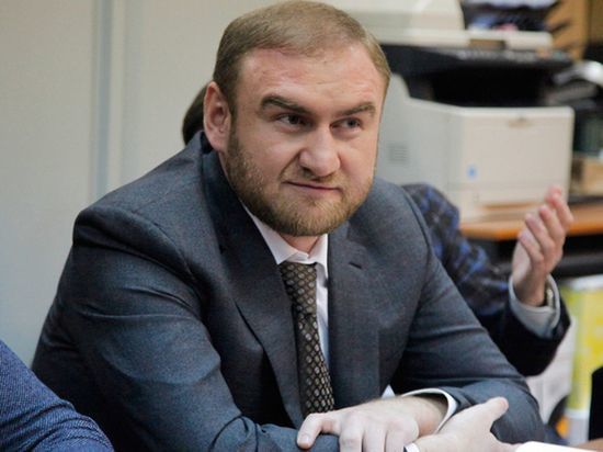 Присяжную по делу сенатора Арашукова выгнали за разговоры в столовой