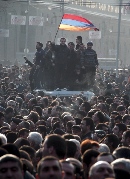 В Ереване протестующие против Пашиняна строят баррикады