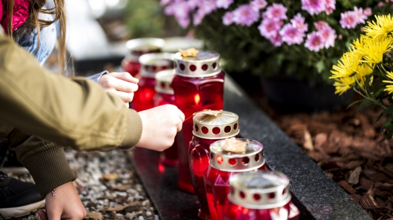 Жители Белгорода несут цветы и свечи к импровизированному мемориалу