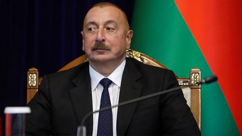 Алиев осудил заявление Макрона о роли России в отношениях Баку и Еревана