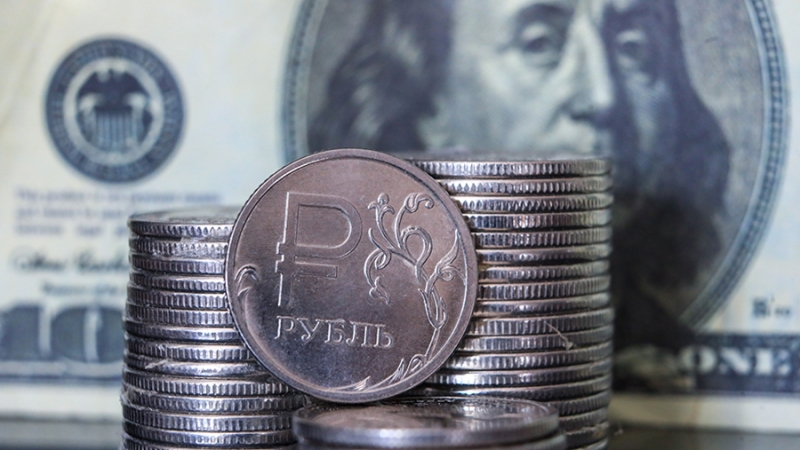 Эксперт рассказал о влияющих на ослабление курса рубля факторах