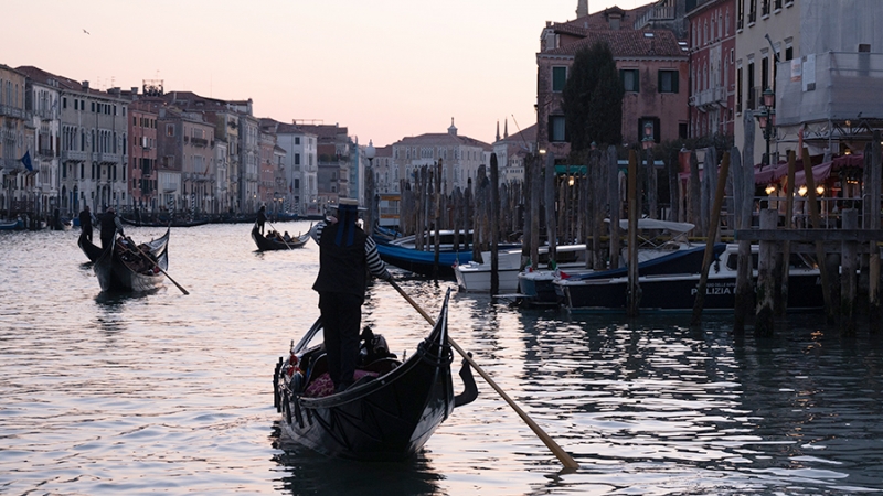 Угнавшим в Венеции гондолу туристам из Франции грозит штраф до €15 тыс.