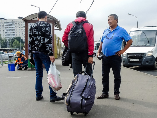 Мигранты покидают Россию: их отток официально зафиксировал Росстат