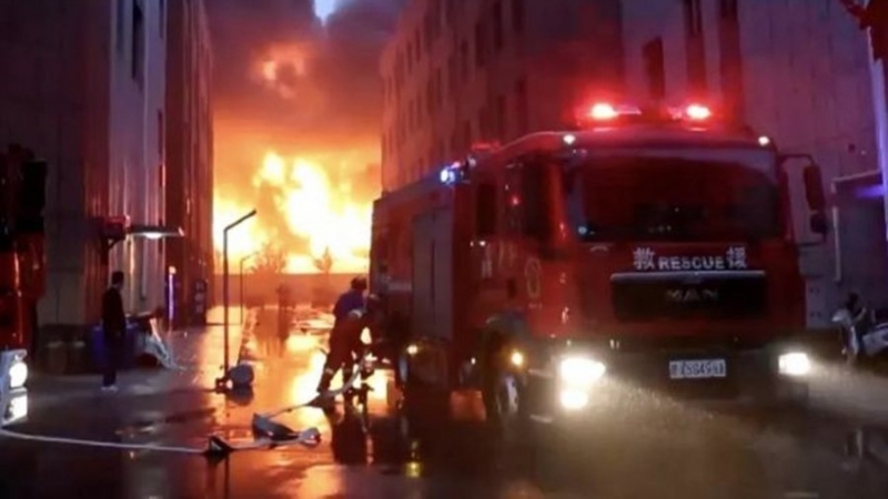 Не менее 36 человек погибли при пожаре на заводе в Китае