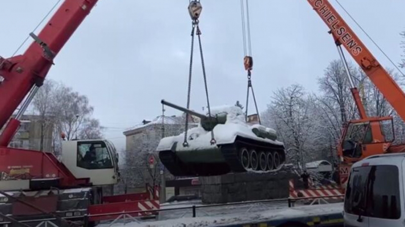 Советский памятник-танк демонтировали в Хмельницком на Украине