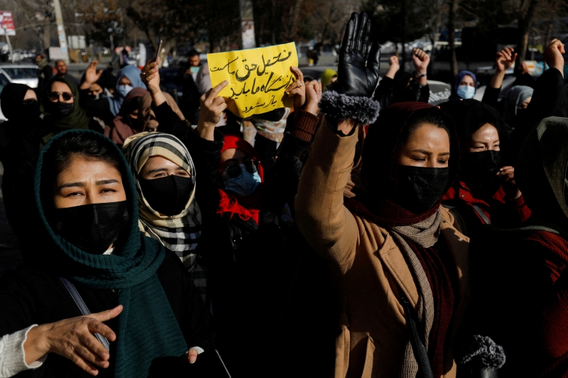 США, Британия и ЕС призвали Талибан отменить запрет на работу женщин в НПО