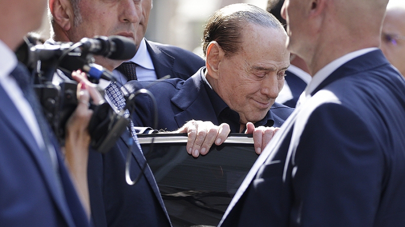 Экс-премьера Италии Берлускони выписали из клиники в Милане