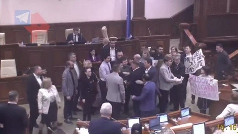 Молдавские депутаты устроили потасовку из-за переименования языка в румынский