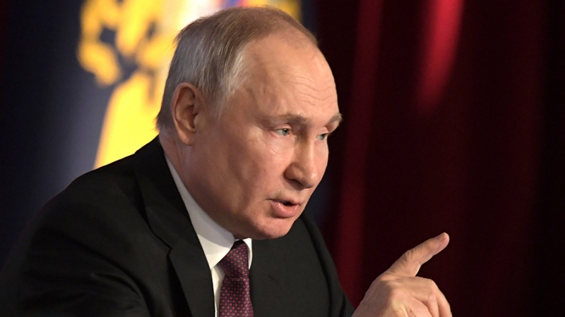 Путин заявил об умении Запада ввинчивать в головы людей свои клише