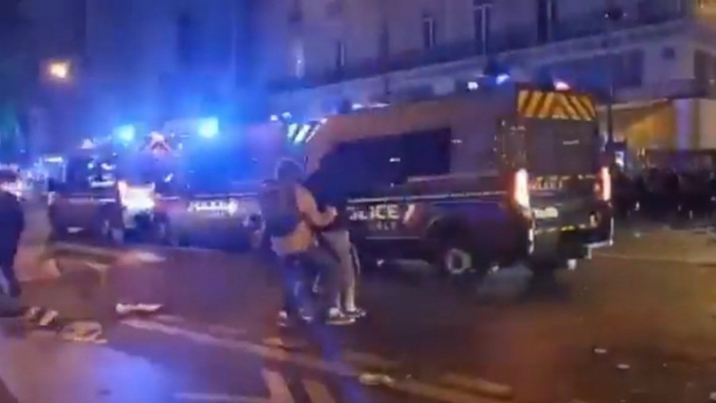 Во Франции во время протестов столкнулись три полицейские машины