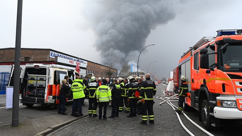 Облако ядовитого дыма образовалось в Гамбурге из-за пожара