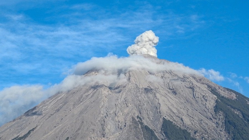 Извержение вулкана Семеру началось в Индонезии
