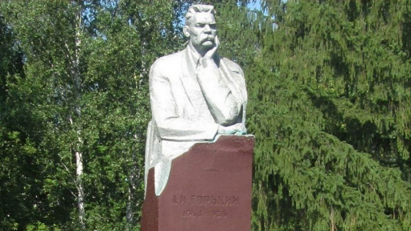 В Полтавской области снесли памятник Горькому