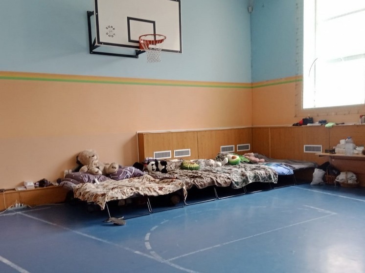 Под Калининградом семья с 17 детьми живет в спортзале школы