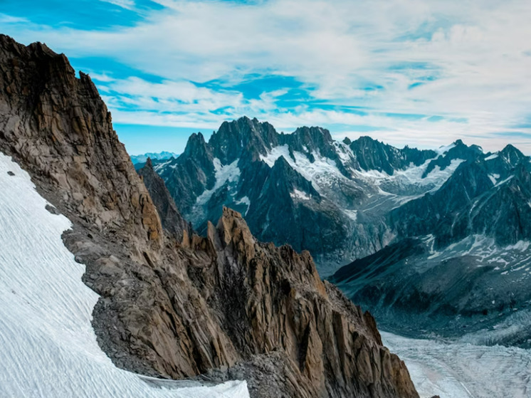 В тающих альпийских ледниках находят страшные «подарки»: обломки самолетов, трупы
