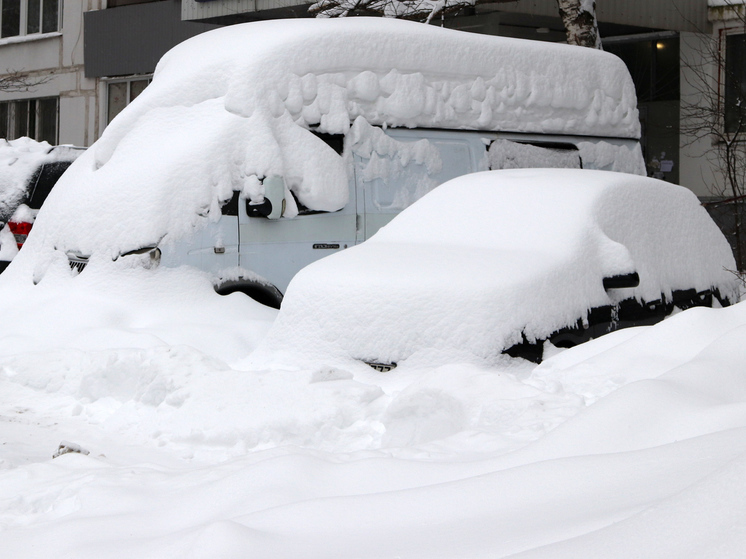 Последствия аномального снегопада в Москве: на МКАД забуксовали грузовики