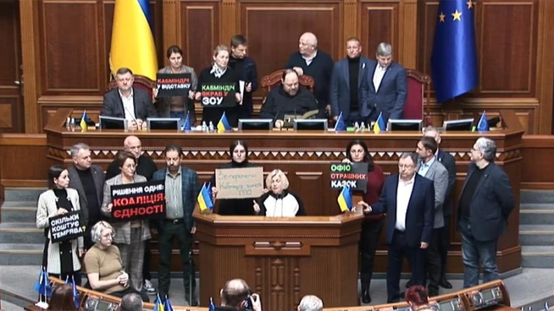 Партия Порошенко снова заблокировала трибуну рады с требованием отставки кабмина